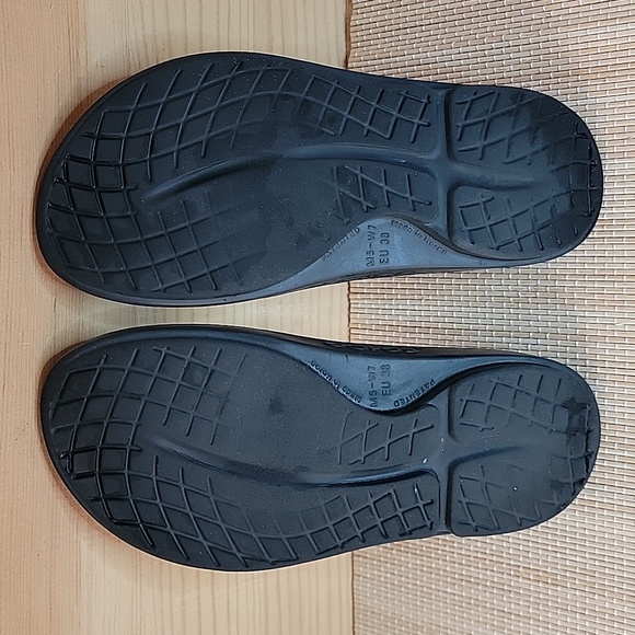 Oofos Original Recovery Flip Flop Sandal Shoes Black sz7 - Picture 3 of 7